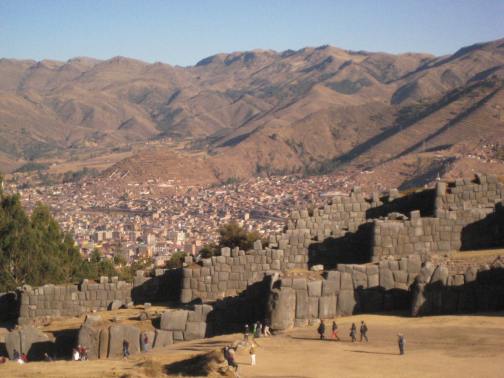 Le imponenti murature del Sachsayuaman, e Cusco sullo sfondo
