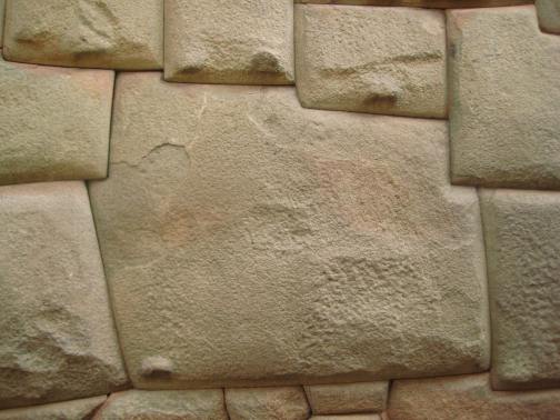 La famosa grossa pietra a 12 angoli che fa bella mostra di sé in una poderosa muratura inca di Cusco