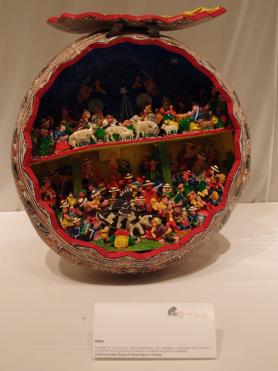 Un presepe peruviano realizzato dentro una grossa zucca rotonda