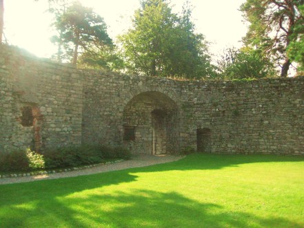 I resti del castello medievale sulla cima del promontorio del Parco di Villa Serbelloni