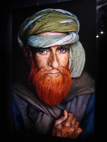 Steve McCurry, Srinagar, Kashmir, 1995, un portatore di cammelli etnìa Kuchi