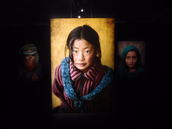 L'allestimento della sezione "Scoperta" della mostra: i ritratti posti su piani sfalsati appaiono sullo sfondo in un continuo rimando di sguardi. Molto suggestivo