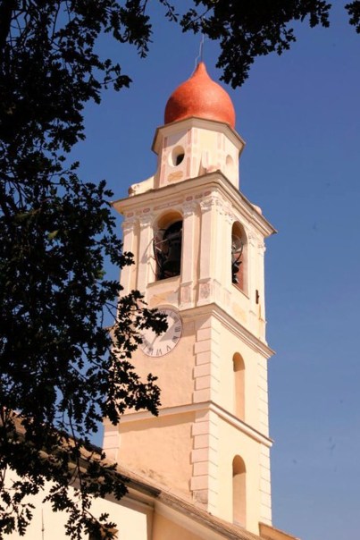 Il campanile della chiesa. Sulla piazza vive ancora qualche albero di rovere, che dà il nome al Santuario