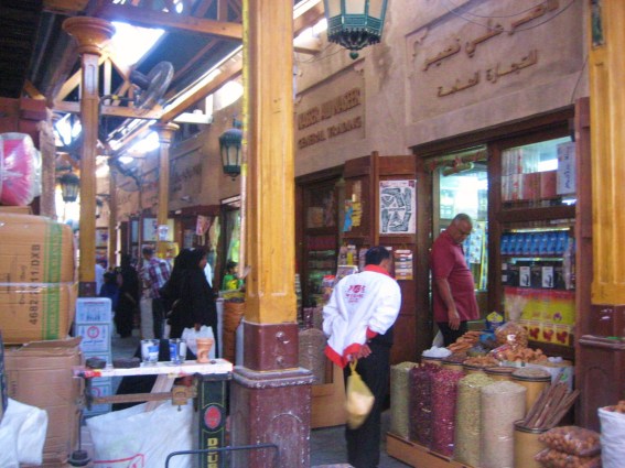 Scatti rubati: potenziali avventori di una bottega nel Grand Souk Deira