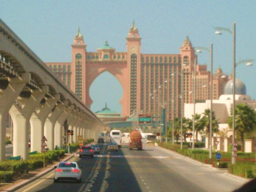 L'arteria stradale lungo il "tronco" della Palm Jumeirah e, in fondo, il grande Atlantis Hotel