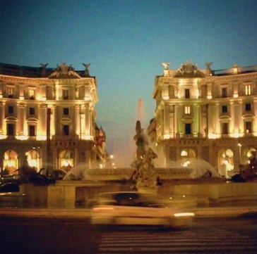 Piazza dei Cinquecento all'imbrunire