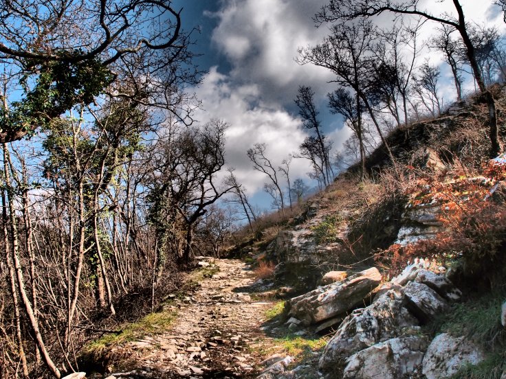 il sentiero ricalca un selciato medievale in alcuni tratti ancora conservato