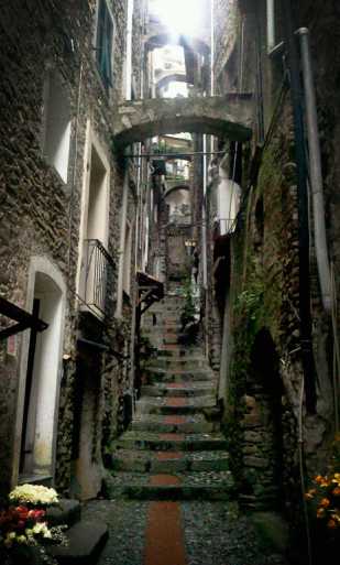 un tipico carrugio in salita di Dolceacqua, col pavimento a risseu (sassi di fiume conficcati nel piano pavimentale)