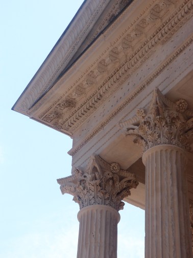 La decorazione architettonica della Maison Carrée di Nîmes