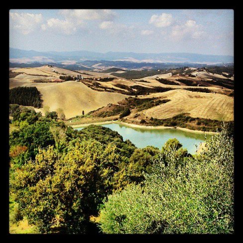Il panorama dalla terrazza delle piscine di Castelfalfi