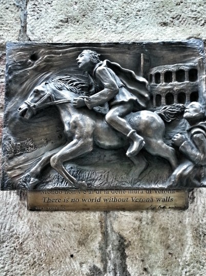 La formella con Romeo che fugge da Verona, sul muro della "casa di Romeo"