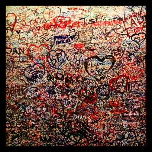 Il murales "spontaneo" della casa di Giulietta: non sembra un Jackson Pollock innamorato?