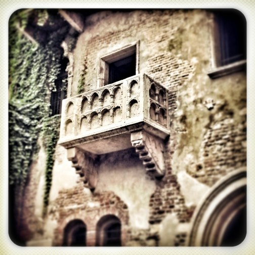 "Oh Romeo Romeo perché sei tu Romeo!?" Par di vederla, Giulietta, mentre pronuncia le fatidiche parole rivolta al suo amato...