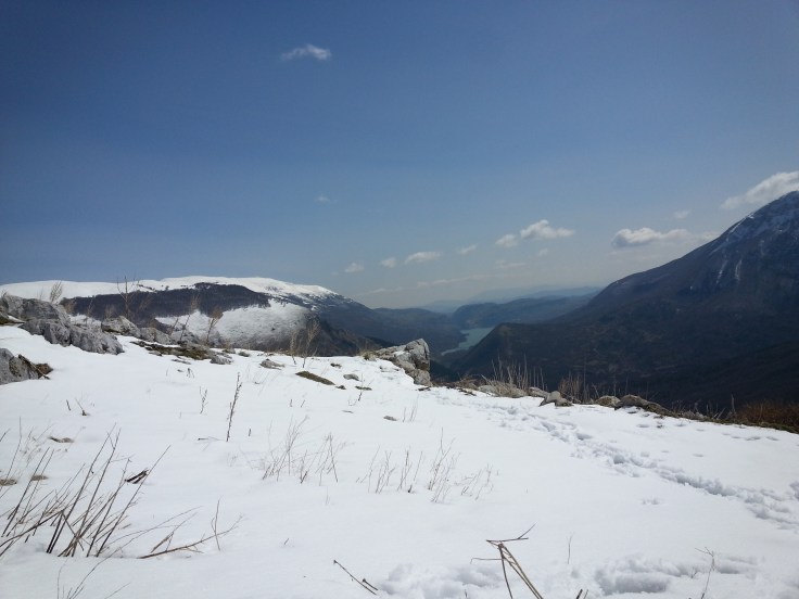 Il panorama si spinge fino al laghetto di Barrea