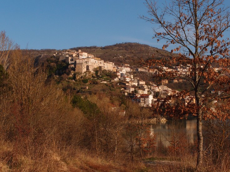 Barrea baciata dal sole caldo del pomeriggio inoltrato