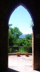Porta con vista sul verde e sul panorama. Frosini (SI)