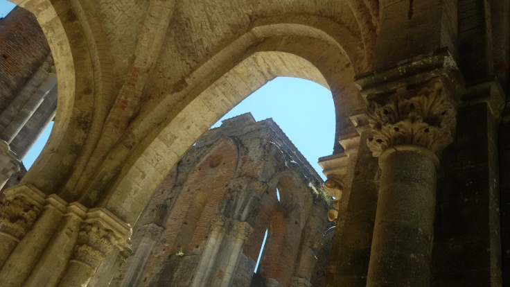 San Galgano: archi, colonne, pilastri e capitelli