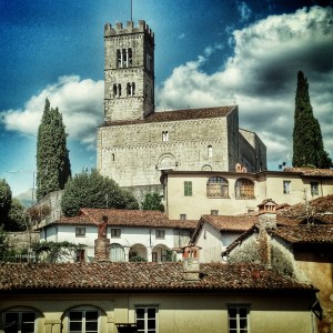 Barga. Il duomo domina il paese sottostante