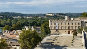 Avignone. Panorama sulla piazza e sul Pont d'Avignon