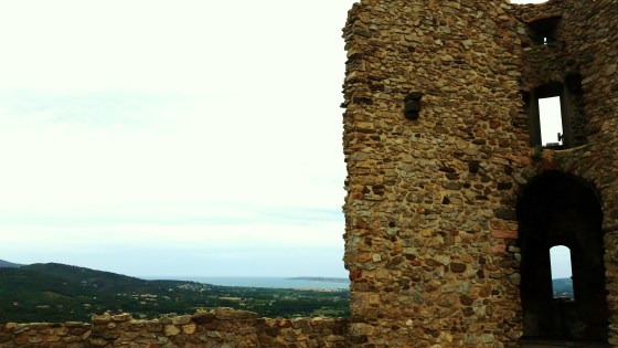 Dal castello di Grimaud lo sguardo si spinge fino al mare