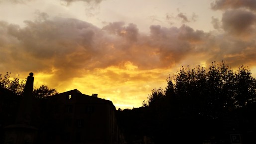 il cielo infuocato sopra La Garde-Freinet, nel Massif des Maures