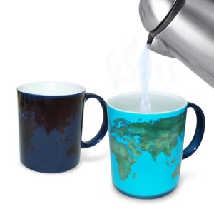 La Day Night Mug, con il pianeta terra che si rabbuia o si illumina col calore