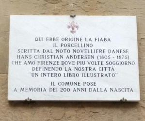 La lapide che ricorda la fiaba Il Porcellino di Hans Christian Andersen