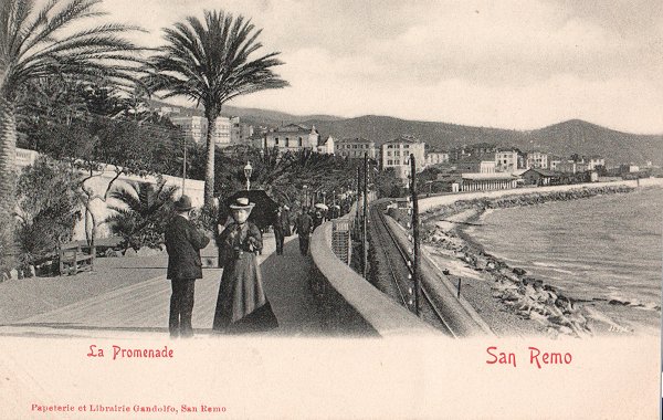 Cartolina con la Promenade di Sanremo e, sul lato mare, la ferrovia. Sullo sfondo si trova la stazione