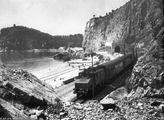 La ferrovia nei pressi di Noli: paesaggio spettacolare