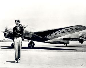 Amelia Aerhart accanto al suo aeroplano