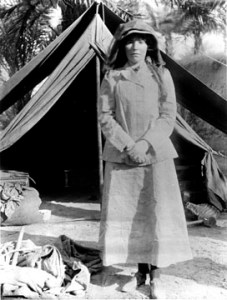 Gertrude Bell durante la sua visita agli scavi di Babilonia. Fonte: wikipedia