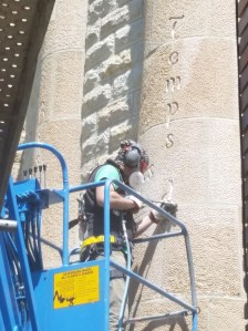 Uno scalpellino al lavoro sull'esterno dell'edificio