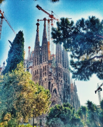 La Sagrada Familia vista dal parco retrostante