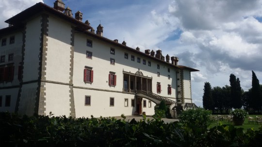 Villa Ferdinanda, o Villa dei Cento Camini, è una villa medicea ad Artimino (PO)
