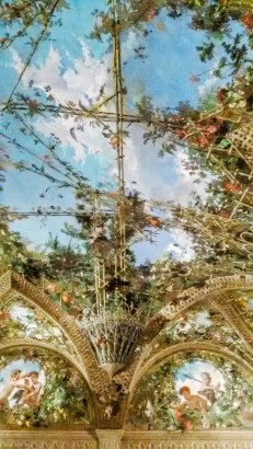 Uno splendido soffitto a pergolato nella sala del biliardo della villa