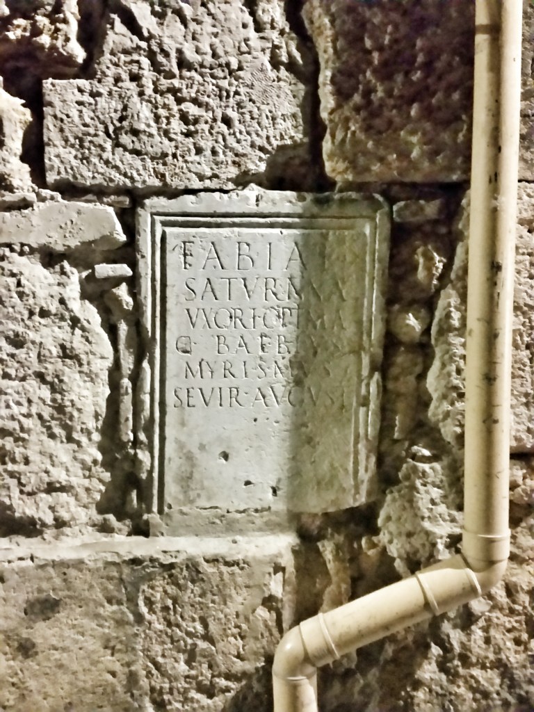 la dedica funeraria di C. Baebius alla moglie sul muro di una casa di Tarragona