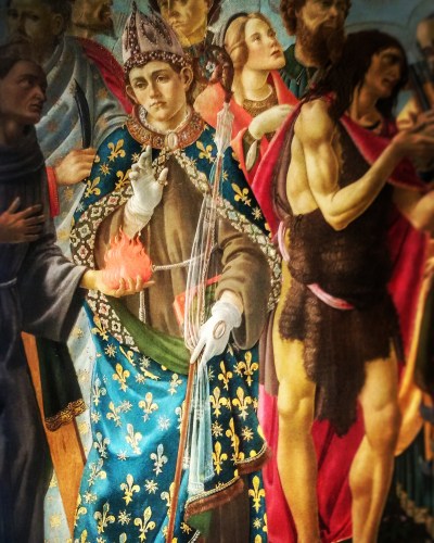Dettagli: la splendida veste azzurra a gigli d'oro di uno dei santi testimoni dell'Incoronazione della Vergine di Botticelli (e bottega)