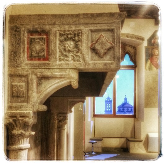 Il bel camino nel grande salone del Palazzo Pretorio