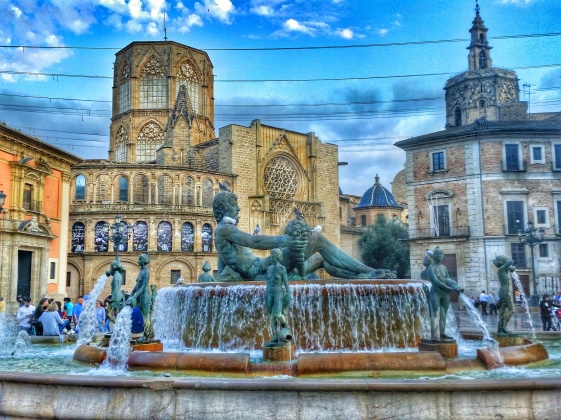 Plaza de la Virgen, fontana del Rio Turia