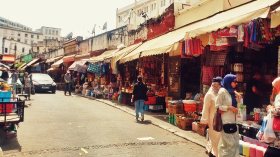 Tangeri, botteghe lungo la strada fuori dalla città vecchia