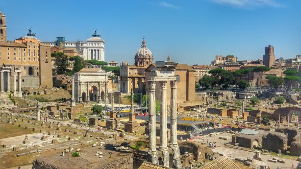 In cima alla rampa di accesso al Palatino. Sotto di noi, il foro romano