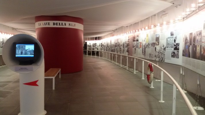 Il Museo "La nave della Sila" evoca la forma di un transatlantico come quelli che tra fine Ottocento e inizi Novecento trasportavano i nostri migranti verso l'America