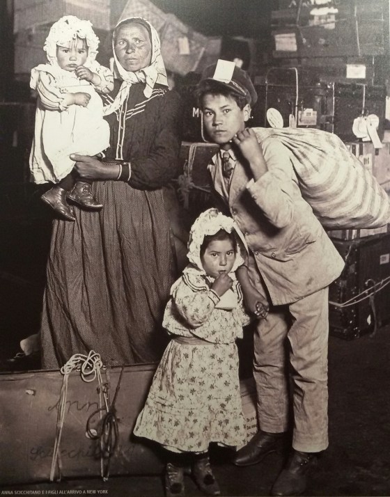 Famosissima quest'immagine che ritrae una famigliola italiana appena sbarcata negli Stati Uniti