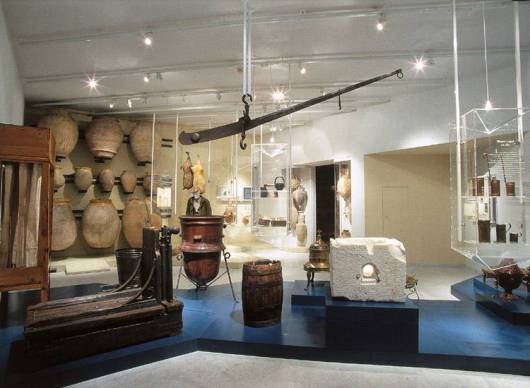 Oggetti legati al commercio dell'olio nel passato. Credits: Museodellolivo.com