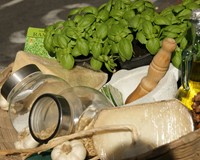 L'olio è uno degli ingredienti del pesto. Credits: promimperia.it