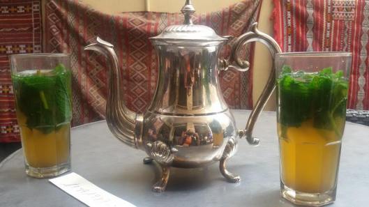 Il té alla menta al Café Tinjis