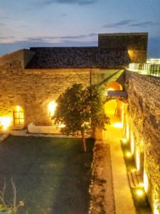 Il cortile interno del castello illuminato al crepuscolo