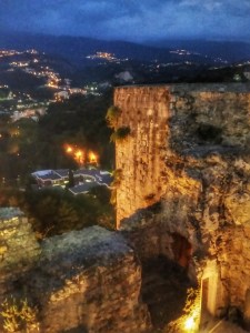 La torre ottagonale del castello normanno svevo di Cosenza by night