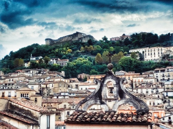 Il castello normanno svevo di Cosenza visto dalla piazza di Palazzo Arnone