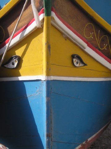 La barchetta tradizionale maltese, il luzzu, è coloratissima e con due occhi portafortuna